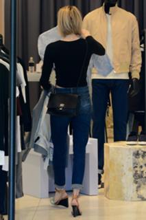 Emma Roberts feet photo thumbnail