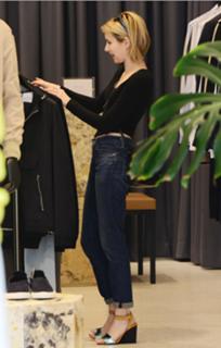 Emma Roberts feet photo thumbnail
