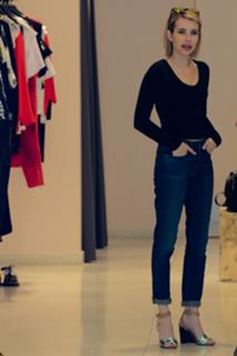 Emma Roberts feet photo thumbnail