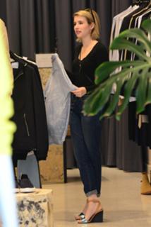 Emma Roberts feet photo thumbnail