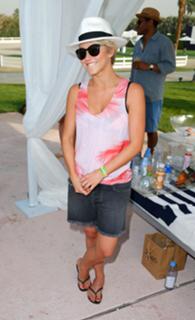 Julianne Hough feet photo thumbnail