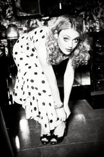 Dakota Fanning feet photo thumbnail