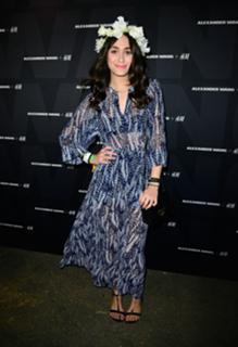 Emmy Rossum feet photo thumbnail