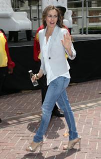 Alicia Silverstone feet photo thumbnail