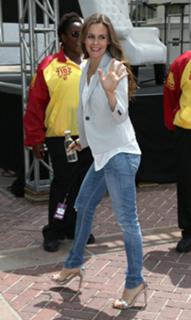 Alicia Silverstone feet photo thumbnail