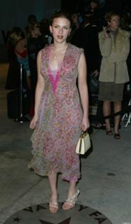 Scarlett Johansson feet photo thumbnail