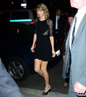 Taylor Swift feet photo thumbnail