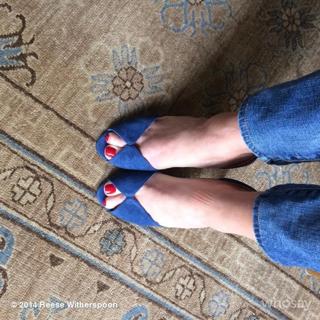 Reese Witherspoon feet photo thumbnail