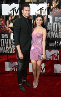 Victoria Justice feet photo thumbnail