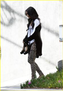 Vanessa Hudgens feet photo thumbnail