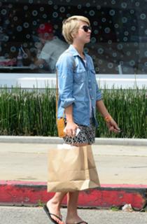 Julianne Hough feet photo thumbnail