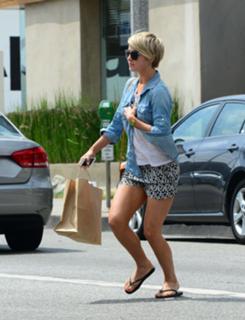 Julianne Hough feet photo thumbnail