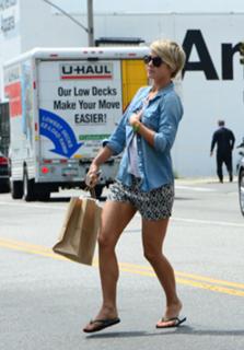 Julianne Hough feet photo thumbnail