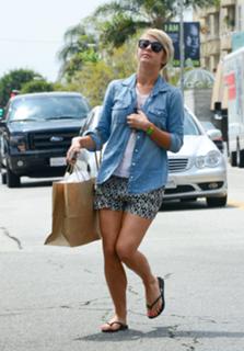Julianne Hough feet photo thumbnail