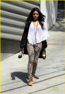 Vanessa Hudgens feet photo thumbnail