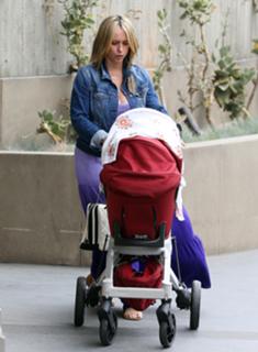 Jennifer Love Hewitt feet photo thumbnail