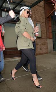 Christina Aguilera feet photo thumbnail