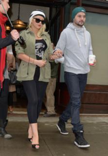 Christina Aguilera feet photo thumbnail