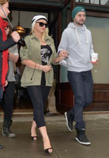 Christina Aguilera feet photo thumbnail