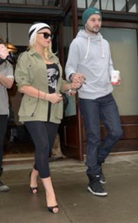 Christina Aguilera feet photo thumbnail
