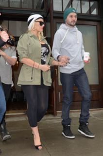 Christina Aguilera feet photo thumbnail