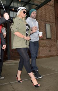 Christina Aguilera feet photo thumbnail
