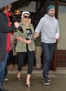 Christina Aguilera feet photo thumbnail