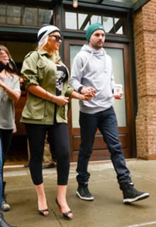 Christina Aguilera feet photo thumbnail