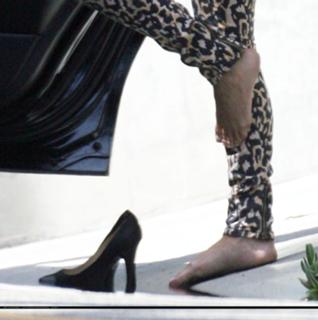 Vanessa Hudgens feet photo thumbnail