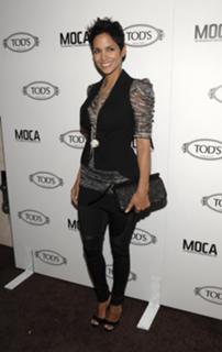 Halle Berry feet photo thumbnail
