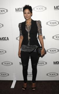Halle Berry feet photo thumbnail