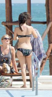 Rachel Bilson feet photo thumbnail