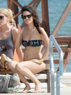 Rachel Bilson feet photo thumbnail