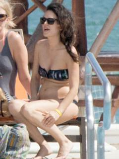 Rachel Bilson feet photo thumbnail
