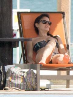 Rachel Bilson feet photo thumbnail