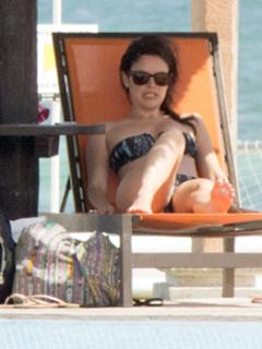 Rachel Bilson feet photo thumbnail