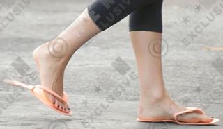 Mila Kunis feet photo thumbnail
