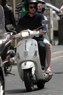 Emma Stone feet photo thumbnail