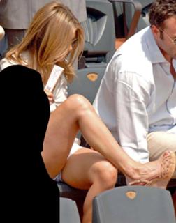 Jennifer Aniston feet photo thumbnail