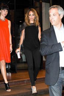 Nicole Richie feet photo thumbnail