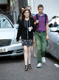 Anna Kendrick feet photo thumbnail