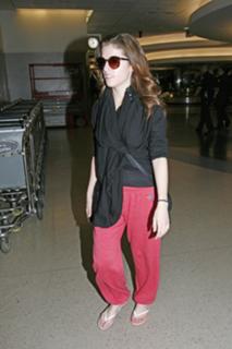 Anna Kendrick feet photo thumbnail