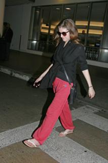 Anna Kendrick feet photo thumbnail