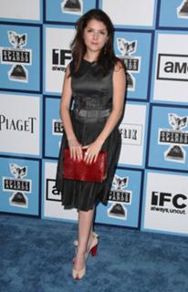 Anna Kendrick feet photo thumbnail