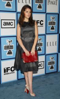 Anna Kendrick feet photo thumbnail
