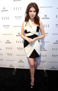 Anna Kendrick feet photo thumbnail