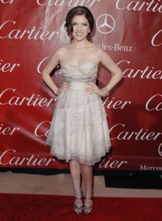 Anna Kendrick feet photo thumbnail