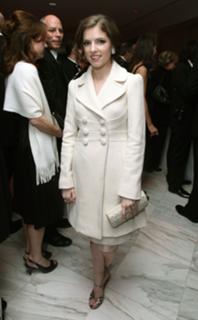 Anna Kendrick feet photo thumbnail