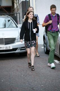 Anna Kendrick feet photo thumbnail
