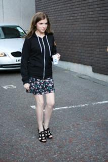 Anna Kendrick feet photo thumbnail
